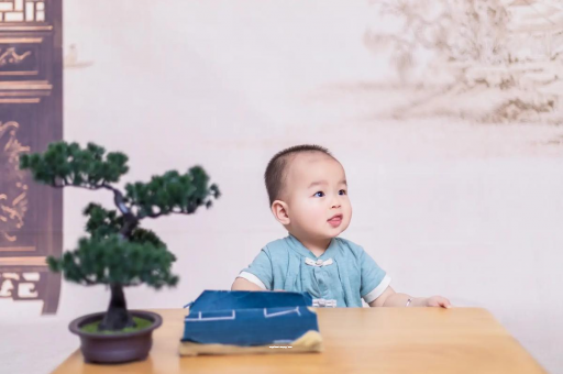 高唐怀孕肚子中间凹两边凸